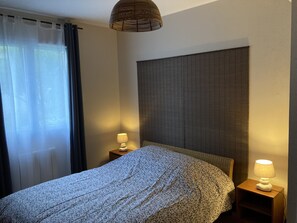 4 makuuhuonetta, silitysrauta/-lauta, vauvan matkasänky, Wi-Fi