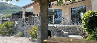 Charming single-storey villa, quiet location with swimming pool, shaded dining area