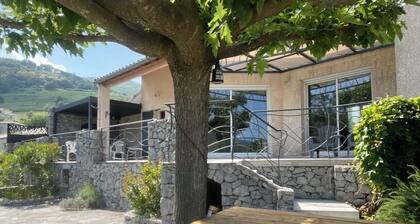 Charming single-storey villa, quiet location with swimming pool, shaded dining area