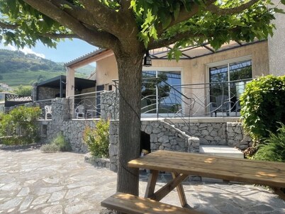 Charming single-storey villa, quiet location with swimming pool, shaded dining area