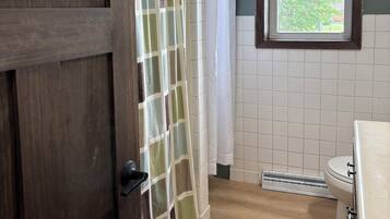 Ensemble douche/baignoire, savon, shampoing, papier toilette