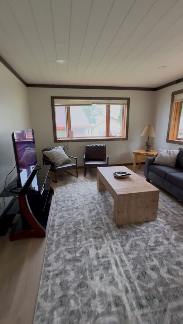 Smart TV - Quiet retreat on Little Whitefish Lake (Garrison)