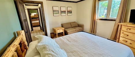 3 bedrooms, travel cot, free WiFi, bed sheets