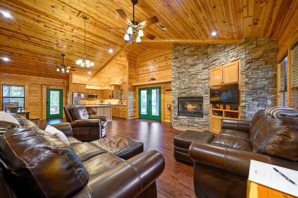 TV connectée, cheminée, livres