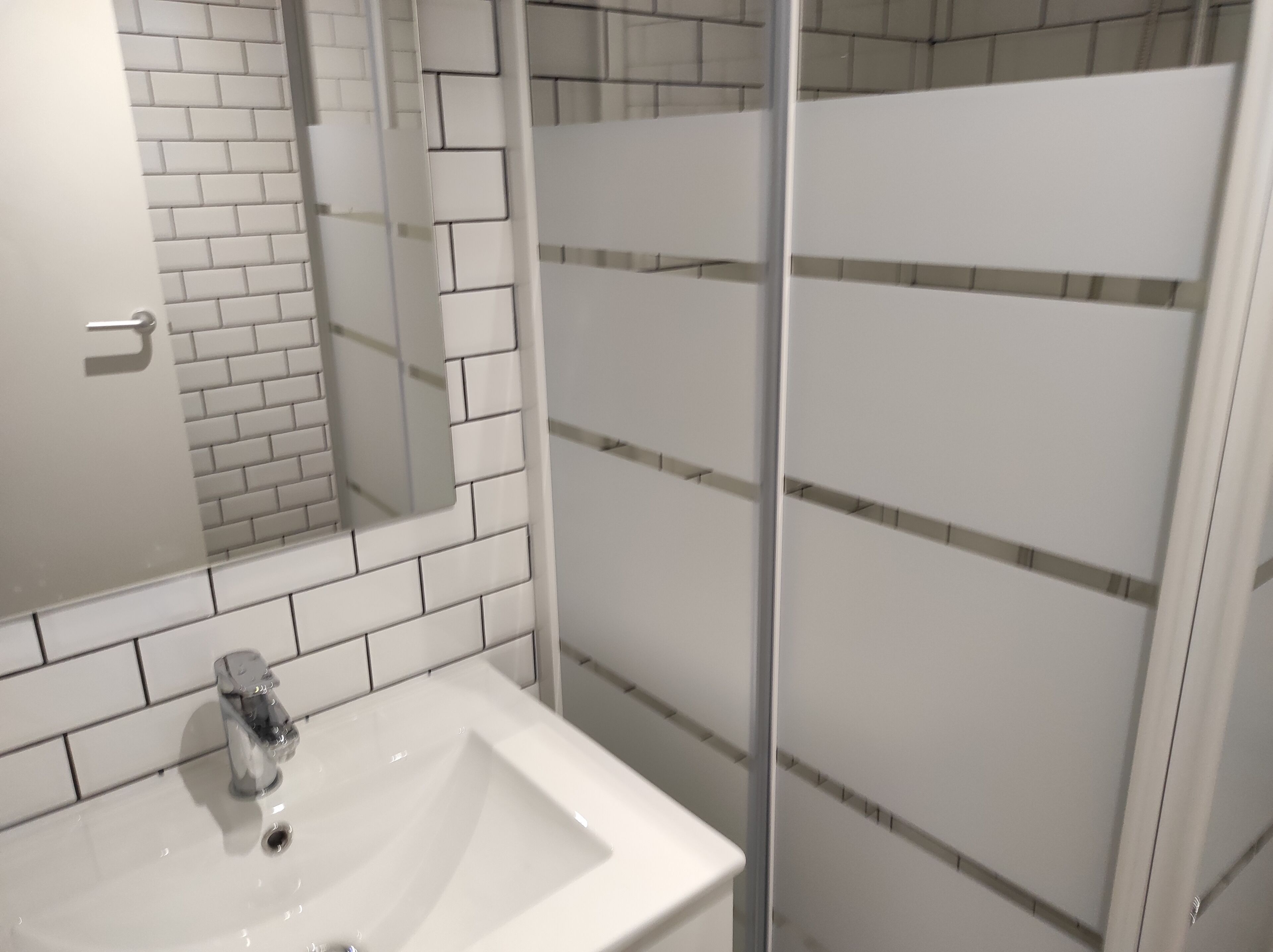 Ducha, toallas, jabón y papel higiénico