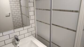 Dusche, Handtücher, Seife, Toilettenpapier