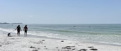 Solstolar och strandhanddukar