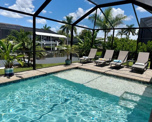 Beautiful canal view, direct Gulf access, gorgeous heated pool!