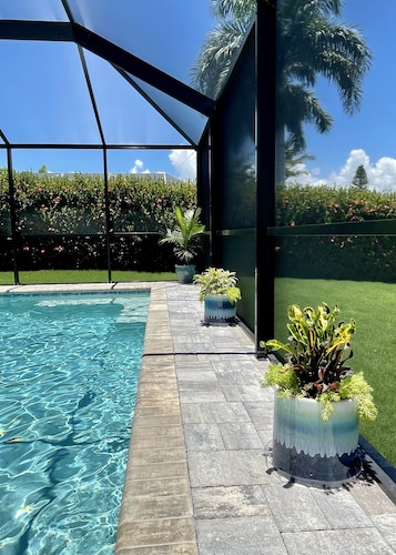 Beautiful canal view, direct Gulf access, gorgeous heated saltwater pool!