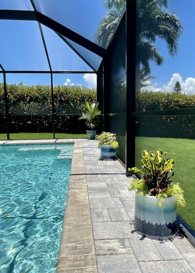 Beautiful canal view, direct Gulf access, gorgeous heated pool!