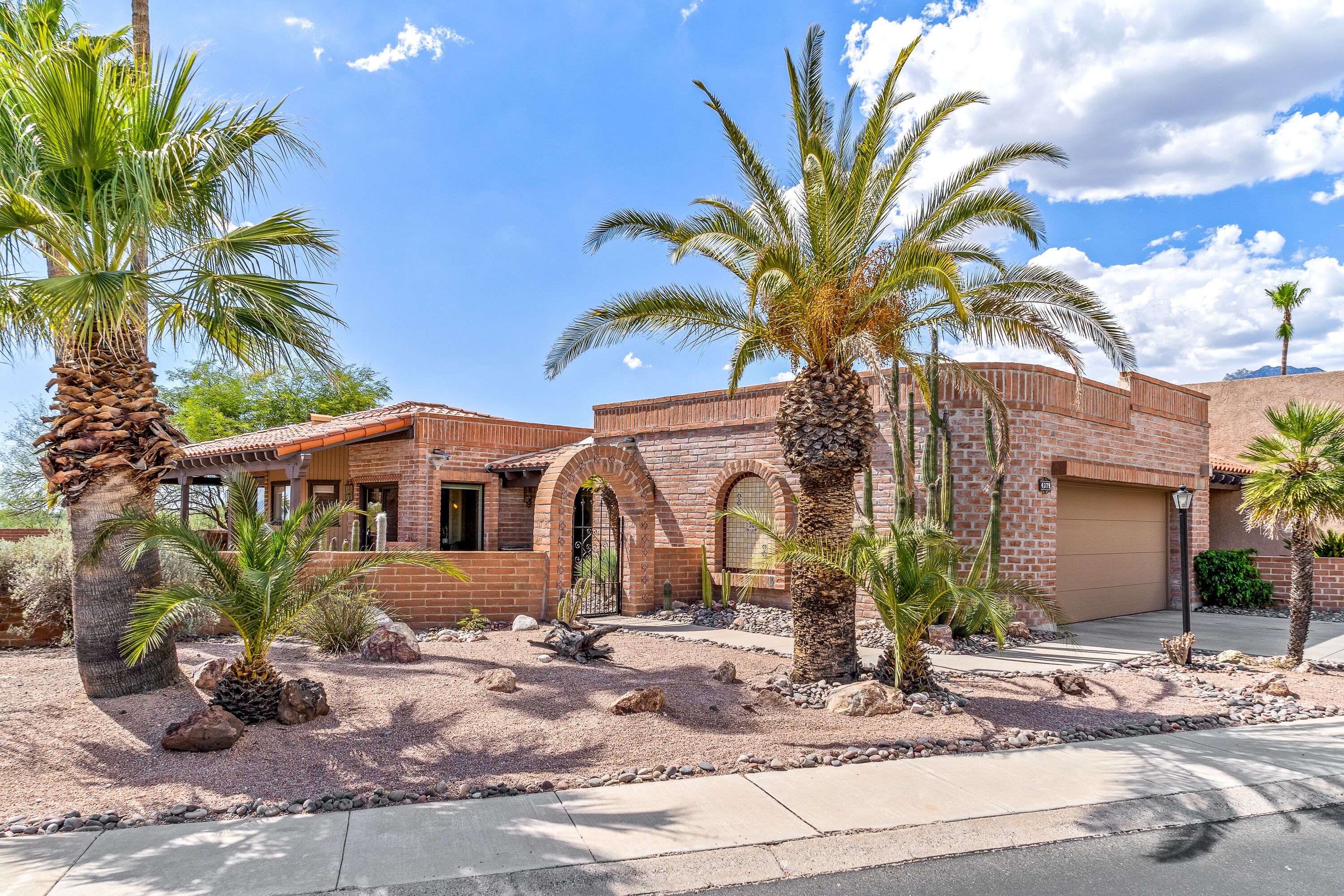 Remodeled home in Catalina Foothills! Mountain Views!
