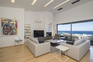 奢华别墅, 4 间卧室 | 起居区 | 42-英寸智能电视 （配备卫星频道）、电视