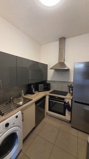Fridge, oven, dishwasher, coffee/tea maker - Appartement T3 LUCCIA Proche Saint Florent (Saint-Florent)