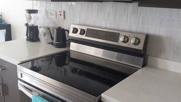 Refrigerador, microondas, horno y parrilla de estufa