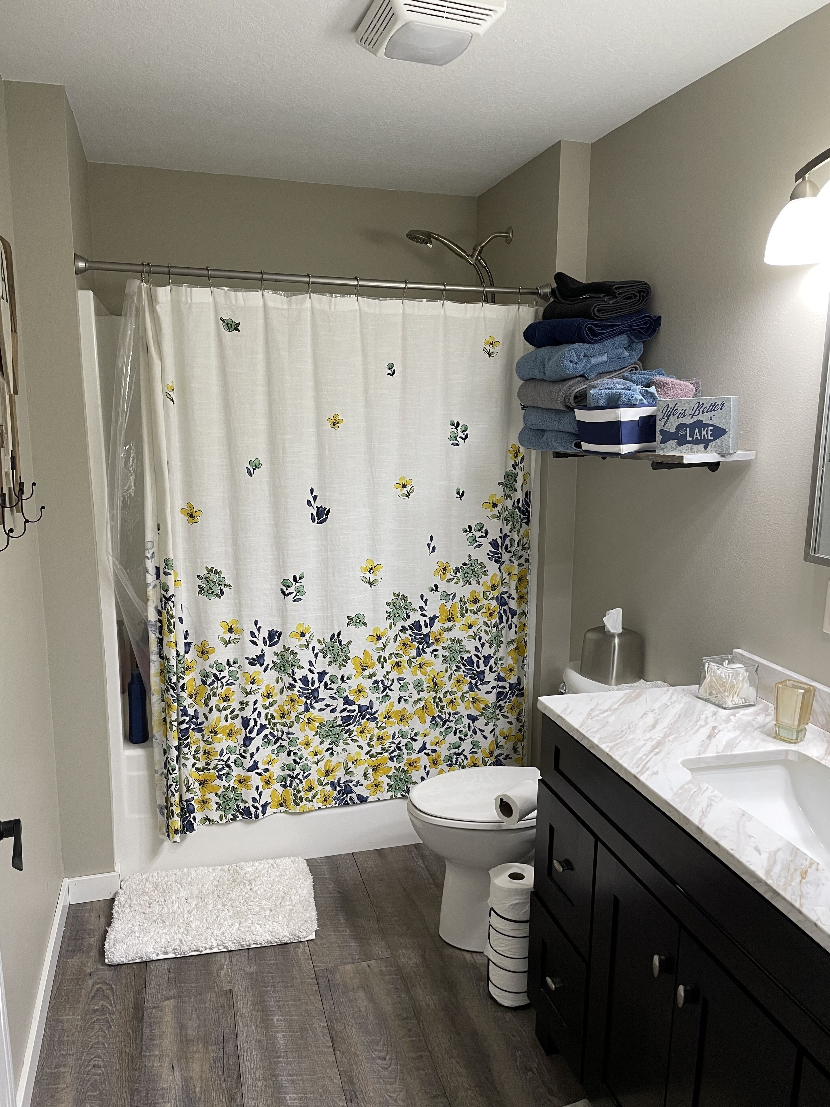 Ensemble douche/baignoire, sèche-cheveux, serviettes fournies, savon