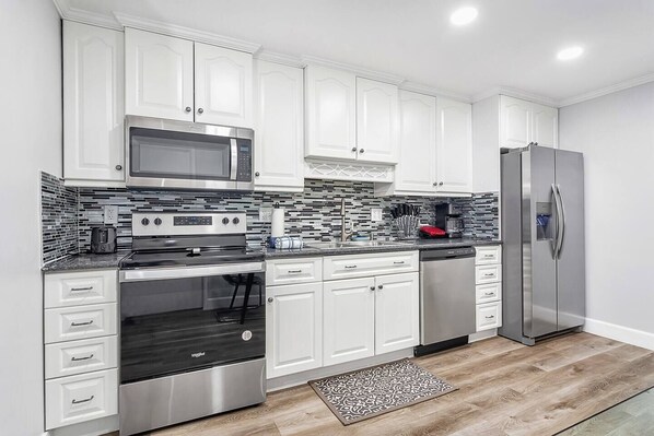 Kühlschrank, Mikrowelle, Ofen, Herdplatte