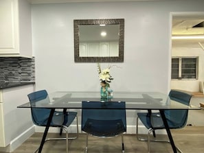 Dining - This house is a 2 bedroom(s), 1 bathrooms, located in Fort Lauderdale, FL. (Fort Lauderdale)