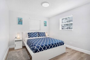 2 habitaciones, tabla de planchar con plancha y cuna de viaje