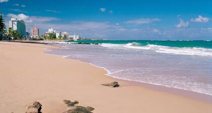 Local Experience! 5 Minutes to Beach; Solar + Cistern & 4 AC Units