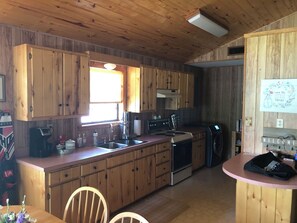 Private kitchen - Cozy Cabin on Lake Bob Sandlin (Leesburg)