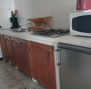 Kjøleskap, mikrobølgeovn og kaffetrakter/tekoker