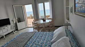 1 chambre, fer et planche à repasser