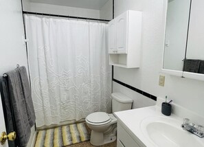 Duschwanne, Haartrockner, Handtücher, Seife