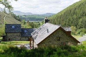 Exterior - Snowdonia Cottage with Stunning views of Bala lake and mountains (Llangower)