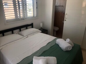 2 chambres, coffres-forts dans les chambres, fer et planche à repasser