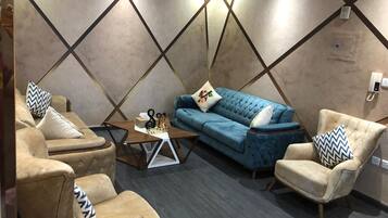 2 Schlafzimmer, Allergikerbettwaren, individuell dekoriert