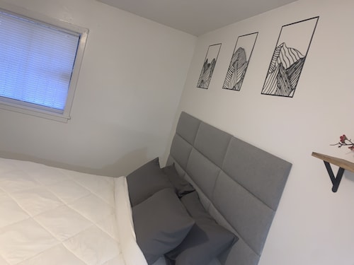 Cozy Private Bedroom/bath with smoking allowed