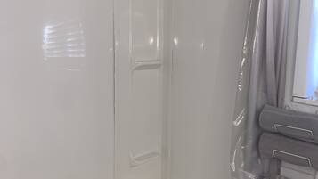 Combined shower/tub, towels, toilet paper