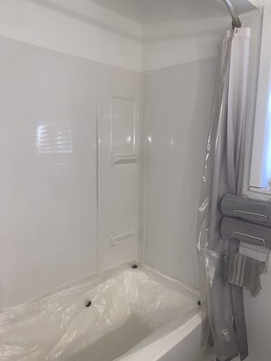 Combined shower/bathtub, towels, toilet paper