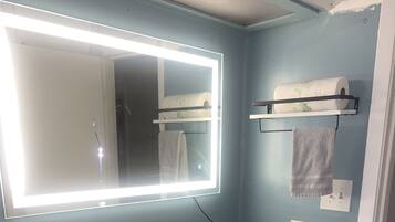 Ensemble douche/baignoire, serviettes fournies, papier toilette