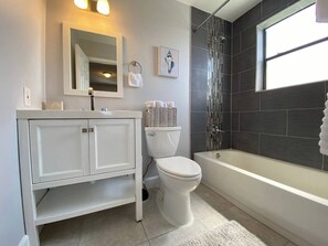 Ensemble douche/baignoire, sèche-cheveux, serviettes fournies
