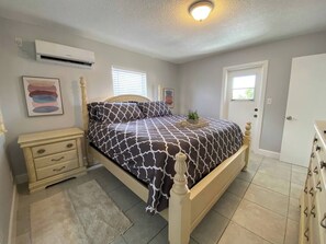 1 habitación, tabla de planchar con plancha y cuna de viaje 