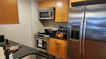 冰箱、微波炉、烤箱、炉灶