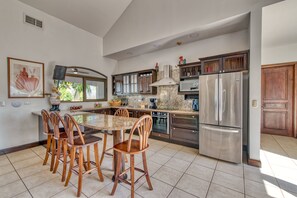 Kühlschrank, Mikrowelle, Ofen, Wasserkocher mit Kaffee-/Teezubehör