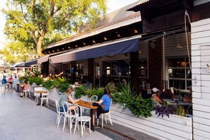 Outdoor dining - Wake up to the ocean breeze! Sailport Resort Condo (Tampa)