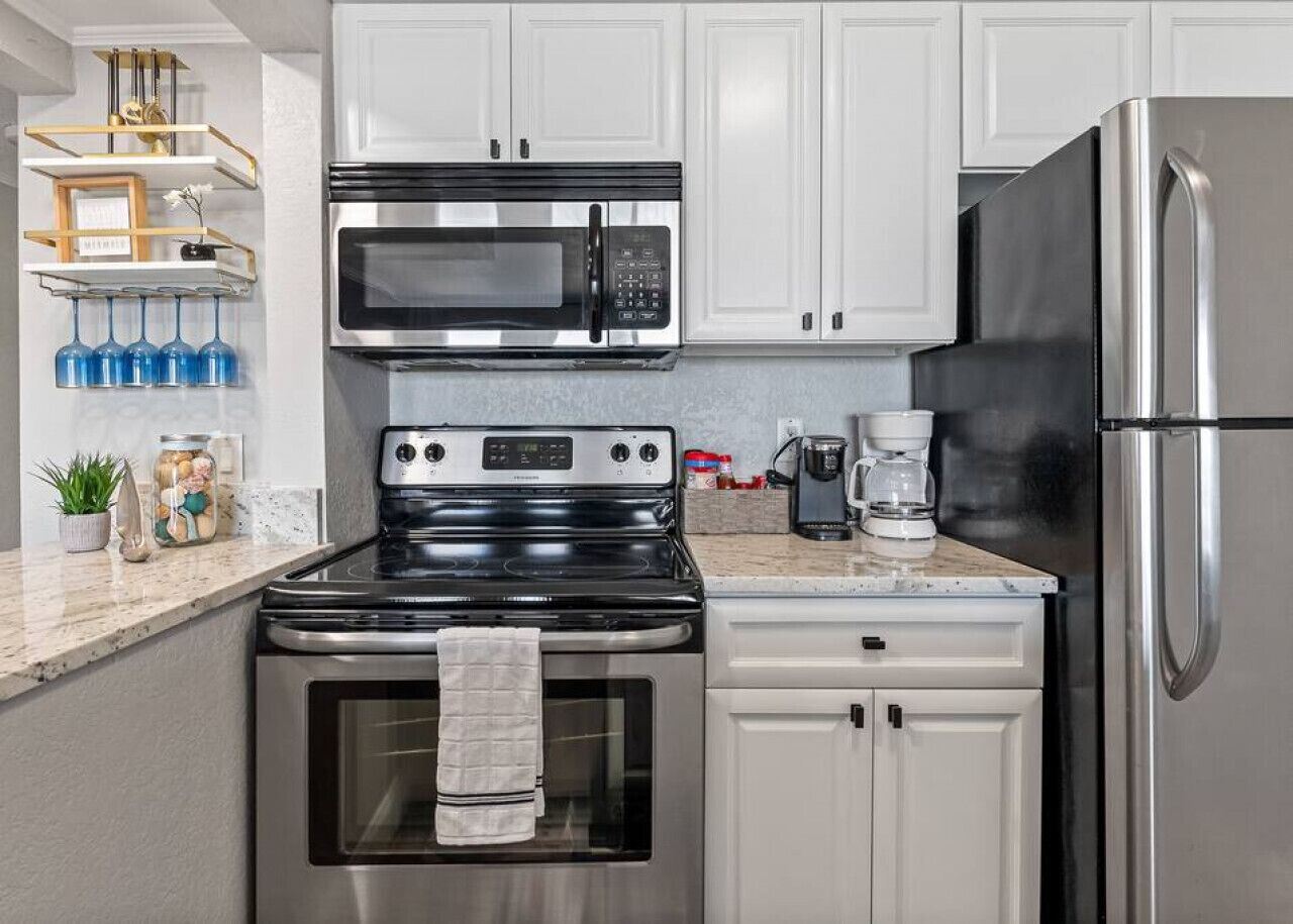 Kylskåp, mikrovågsugn, ugn och spishäll