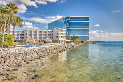 Wake up to the ocean breeze! Sailport Resort Condo