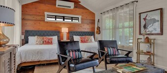 Cozy Chic Cabin on Texas Wine Trail