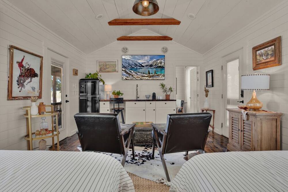 Cozy Chic Cabin on Hill Country Wine Trail