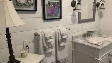 Douche, séchoir à cheveux, serviettes fournies, savon