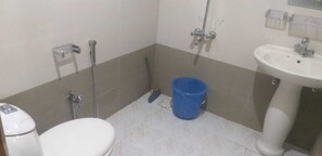 Regadera, amenidades de baño gratuitas, toallas