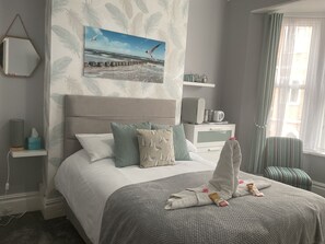 Deluxe Double Room | Egyptian cotton sheets, premium bedding, memory-foam beds - Calm Sea Guesthouse (Weymouth)