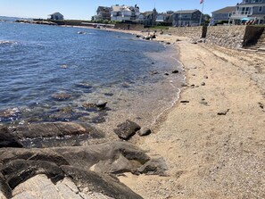 Ranta lähistöllä, aurinkotuoleja, rantapyyhkeitä