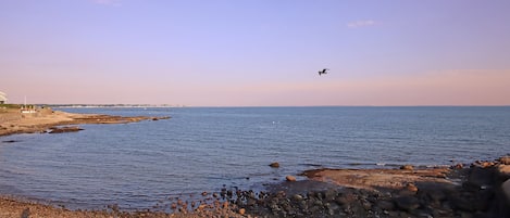 In Strandnähe, Liegestühle, Strandtücher