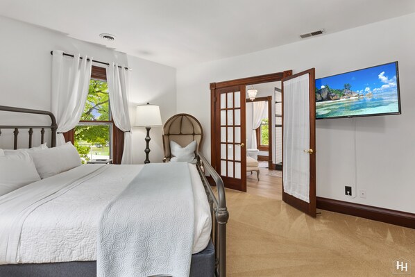 6 bedrooms, desk, iron/ironing board, travel crib