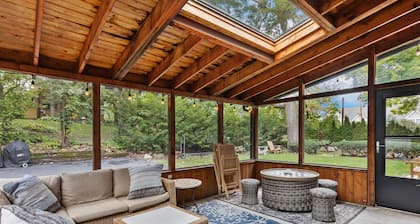 Historic Lake Geneva 🏡. Walk 2 Everything! IN THE HEART OF DOWNTOWN!!